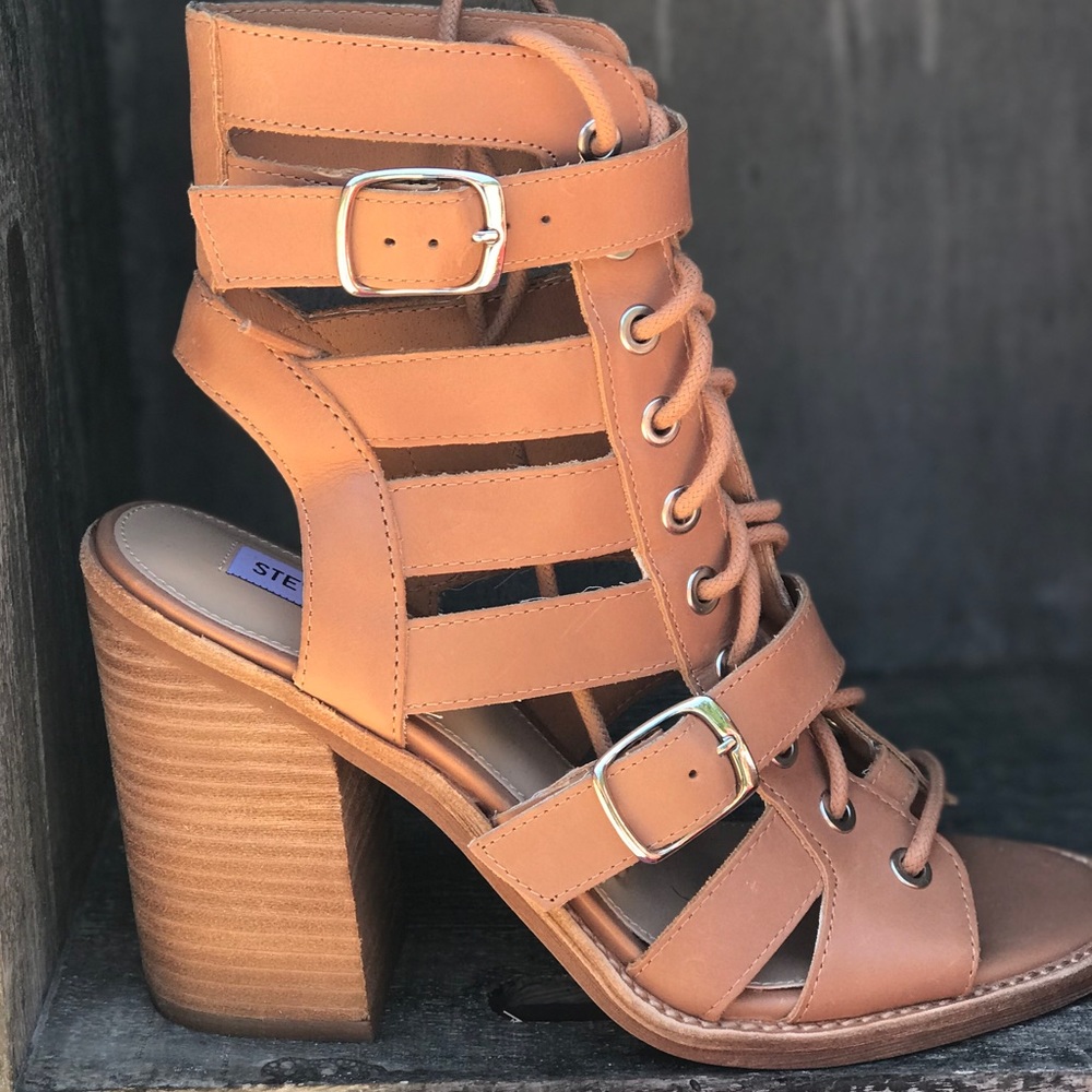 🆕 Cute and Stylish Cut-out Caged Sandals Size 7